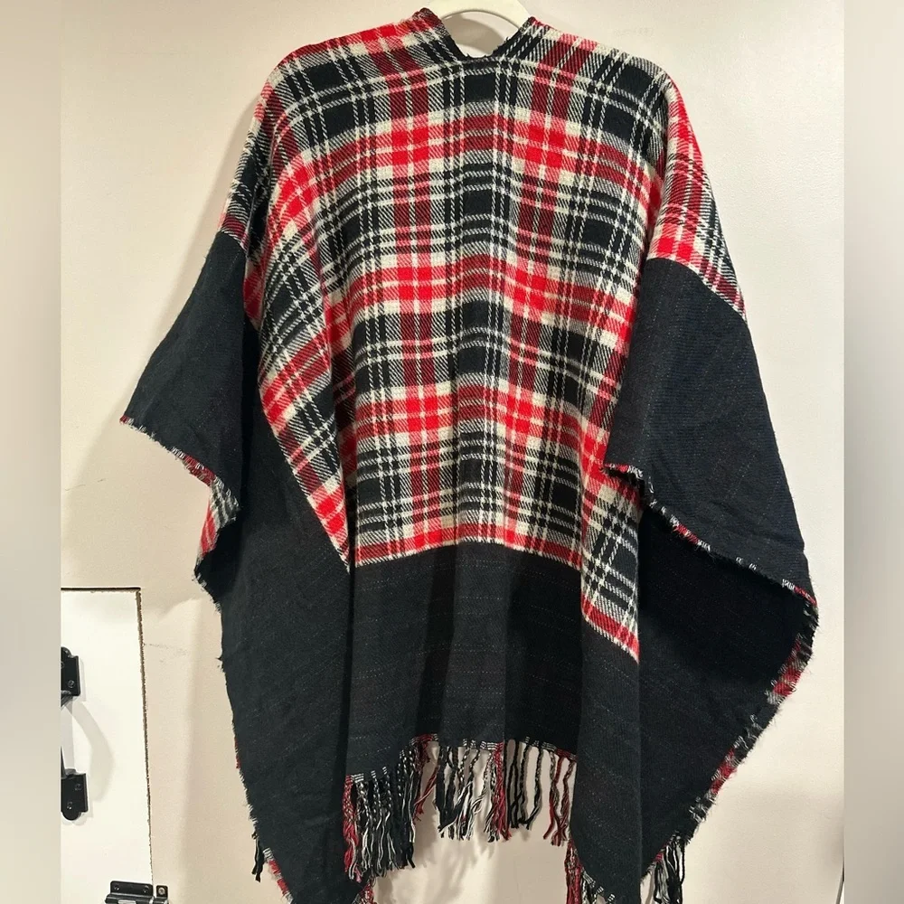 Super Soft & Cozy Reversible Extra Large Poncho Wrap Plaid Black Red White EUC